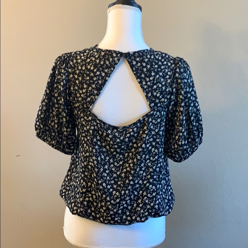 4/$30 EUC Floral Blouse - Picture 4 of 6